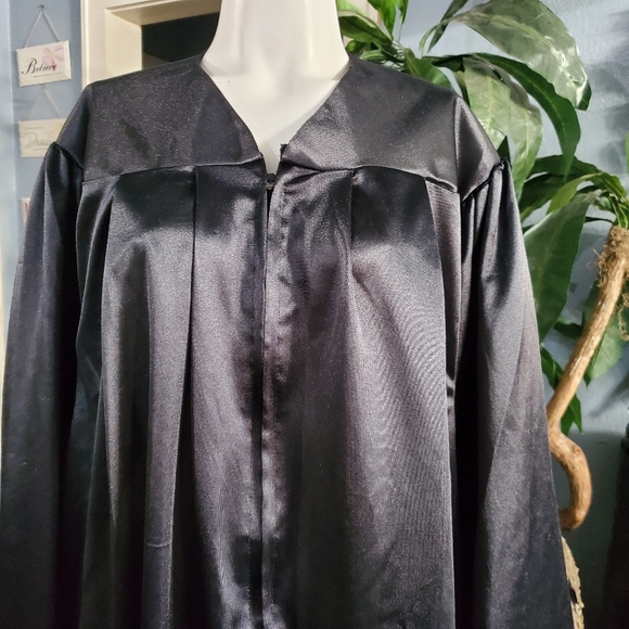 6'0" to 6'2" Oak Hall Horizon Black Graduation Gown - Picture 4 of 5